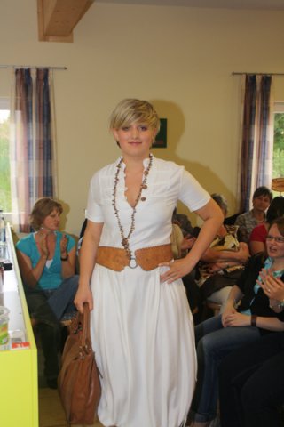 modenschau_2001_27_20110622_1700479799